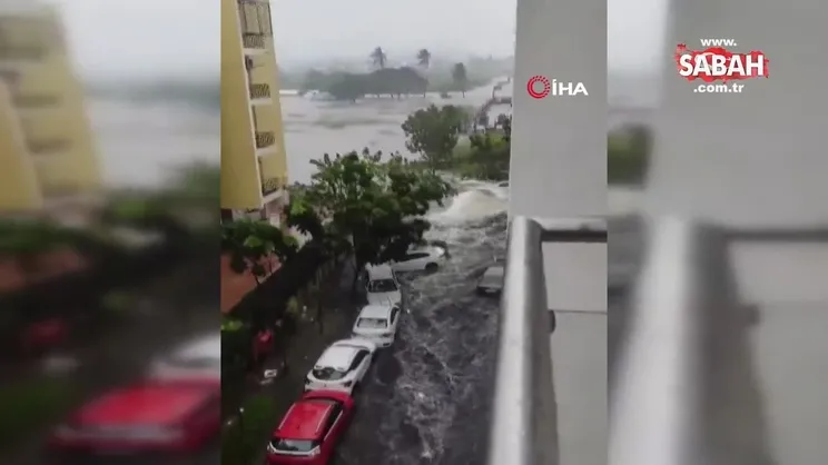 Hindistan’daki selde 5 kişi öldü, araçlar sel sularına kapıldı