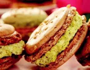 Keçiboynuzlu Ve Karanfilli Macaron Fıstık Kremalı