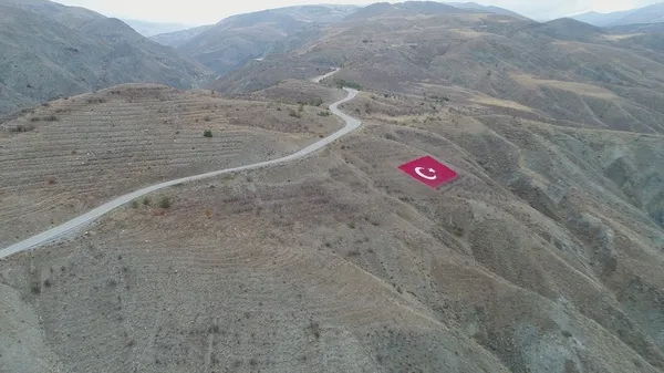 kesis-daglari-yamaclarinda-bulunan-turk-bayragi-yenilendi-1699041523778.jpeg