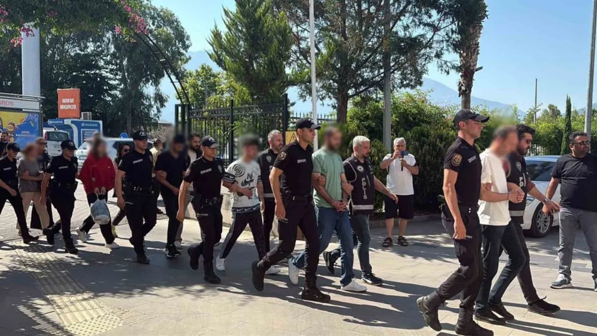 Fethiye'de suç örgütlerine yönelik operasyonda gözaltına alınan şüpheliler