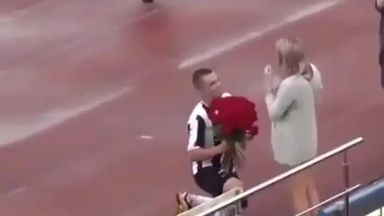 Gol attıktan sonra evlenme teklifi etti!