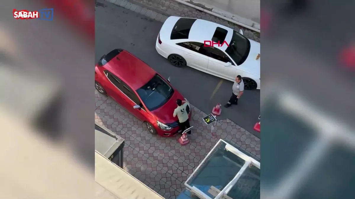 Hastanede otopark ücretine itiraz etti: Aracını, çıkışına izin vermeyen valenin üzerine sürdü | Video videosunu izle Hastanede otopark ücretine itiraz etti: Aracını, çıkışına izin vermeyen valenin üzerine sürdü | Video videosunu izle
