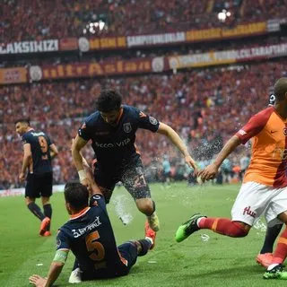 Galatasaray - Medipol Başakşehir maçında saha karıştı