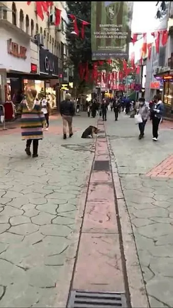 İzmit'te ilginç olay! Her gün aynı saatte gelerek saatlerce mazgala bakıyor...