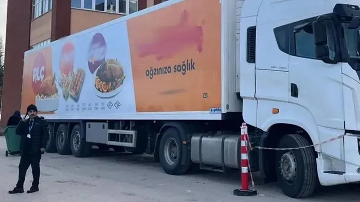 bolu-belediyesinden-buyuk-skandal-yangin-faciasinda-hayatini-kaybedenlerin-bedenlerini-tavuk-reklami-kapli-tir-1738136824471.jpg Bolu Belediyesi'nden büyük skandal: Yangın faciasında hayatını kaybedenlerin bedenlerini tavuk reklamı kaplı TIR'a koydular