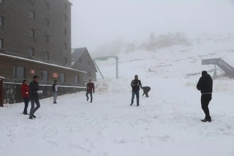 Kar yağışı İstanbul’a dayandı: Geçit vermiyor!