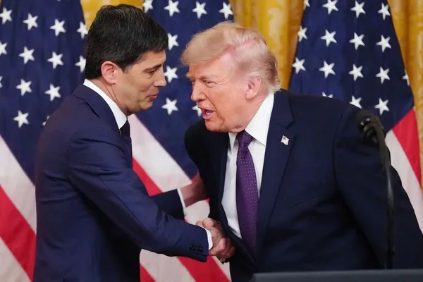 kevin-warsh-resmen-fed-baskani-oldu-trump-yakinda-faiz-oranlari-dusecek-1779518867146.jpg