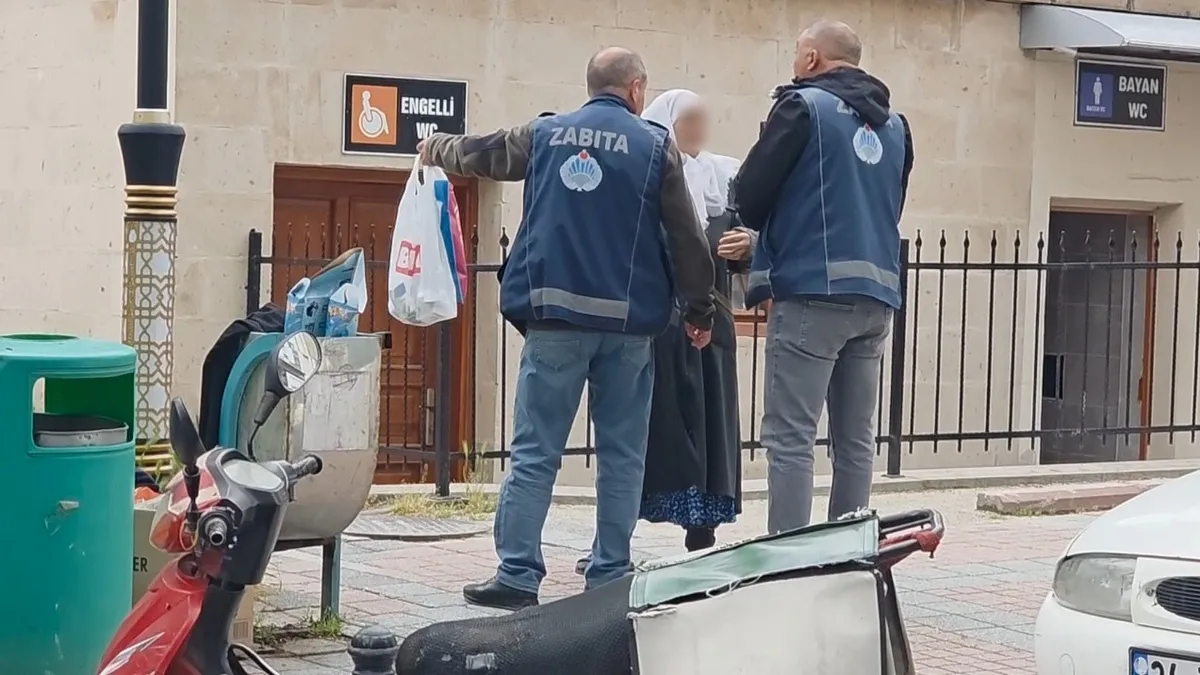 Kütahya’da akıllara zarar olay! Dilenci kadın zabıtaları çileden çıkardı Kütahya’da akıllara zarar olay! Dilenci kadın zabıtaları çileden çıkardı