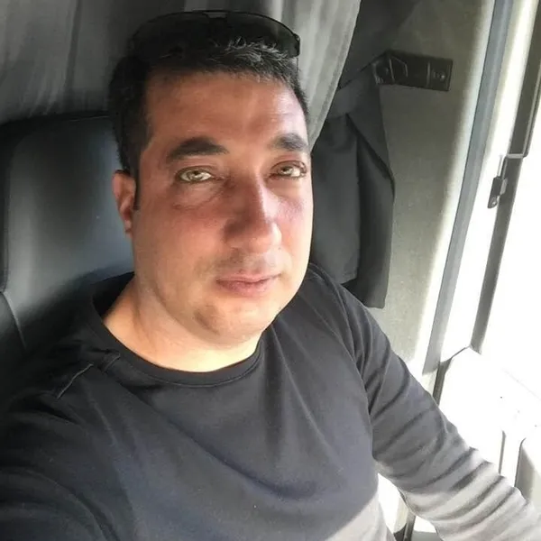 agabeyinin-acisi-dinmeden-kardesten-kara-haber-polis-agabeyi-beyin-kanamasindan-kucuk-kardes-trafik-kazasinda-1781856266831.jpg