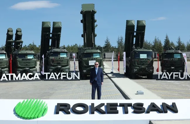baskan-erdogan-roketsan-uretim-tesislerinde-incelemelerde-bulundu-tayfun-blok-4-fuzesini-imzaladi-1775580257147.jpg Başkan Erdoğan, ROKETSAN Üretim Tesisleri'nde incelemelerde bulundu: Tayfun Blok-4 füzesini imzaladı