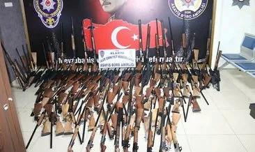 Antalya’da bir evde 140 av tüfeği ele geçirildi