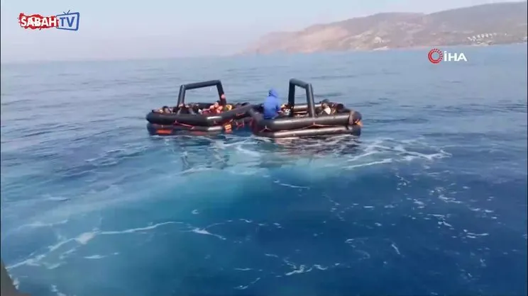 Yunan unsurları 2 can salı içindeki 19 kaçak göçmeni ölüme terk etti | Video