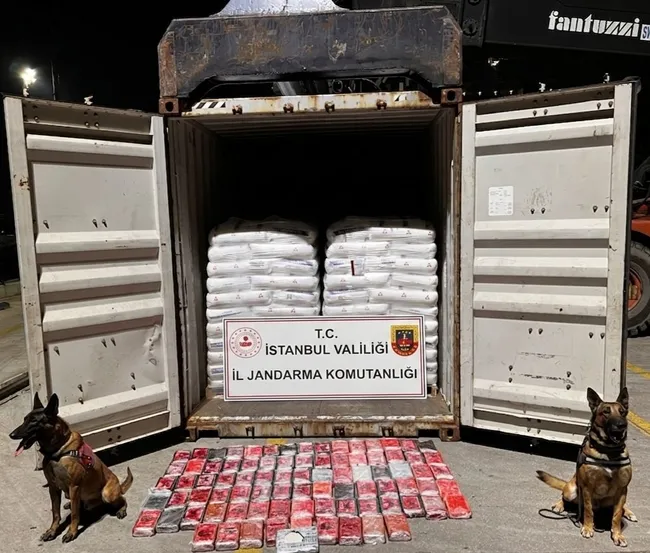 zehir-tacirlerine-gecit-yok-bakan-gurlek-acikladi-panama-bandirali-gemide-500-milyon-tl-degerinde-kokain-ele-g-1776549654597.jpg Zehir tacirlerine geçit yok! Bakan Gürlek açıkladı: