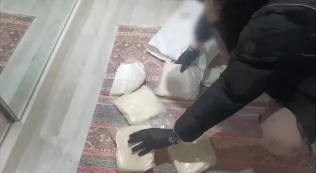 narkotik-polisinden-baskin-valiz-valiz-uyusturucu-ele-gecirildi-1776068524903.jpg