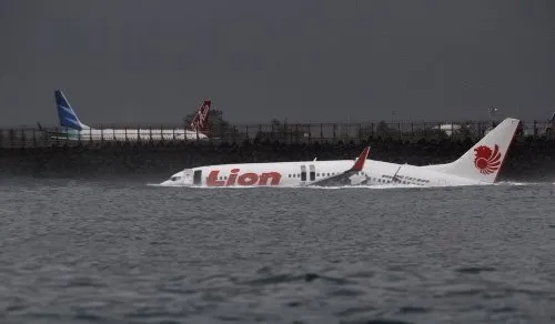Pistten çıkan yolcu uçağı denize düştü