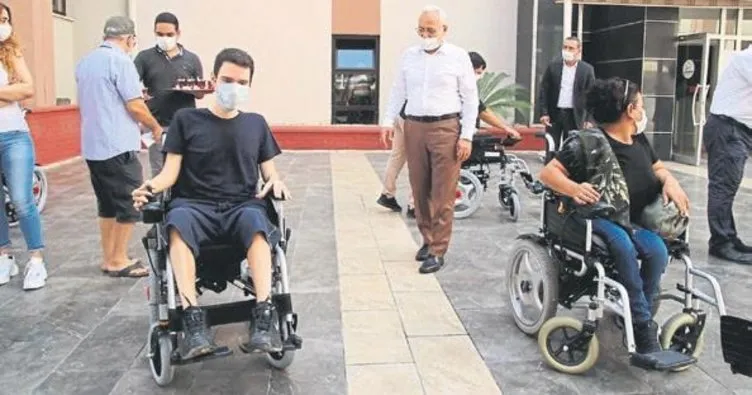 Engelli vatandaşlara tekerlekli sandalye