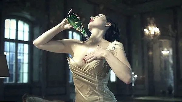 Ünlü striptizciden soda reklamı