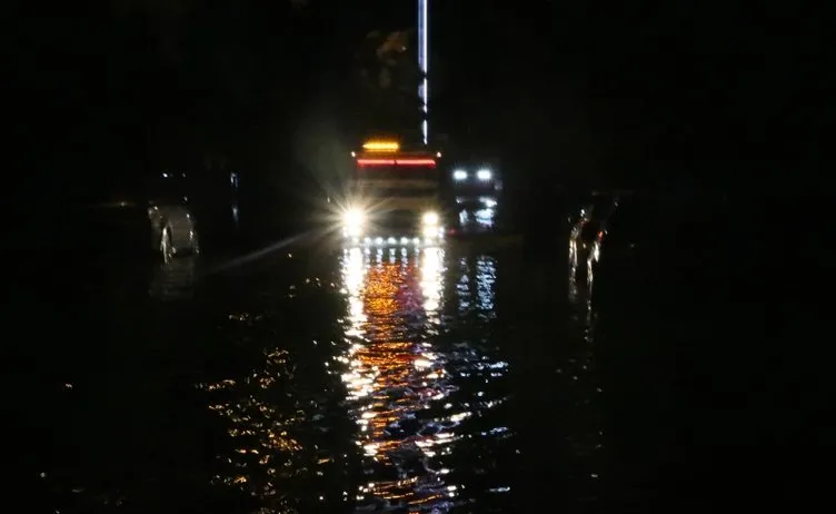 İzmir'deki sel felaketi havadan görüntülendi! Araçlar sular altında kaldı