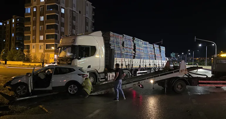 Bayburt’ta trafik kazası! Tır cipe çarptı: 1 yaralı