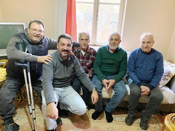 ayvalikin-duayen-gazetecilerinden-omur-bir-vefat-etti-1713020845984.jpg