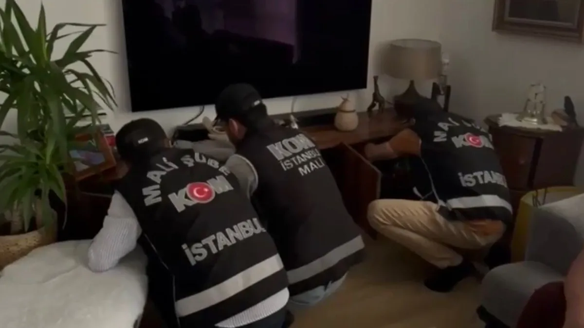 Adalar Belediyesi binası ve İstanbul Boğazı manzarası