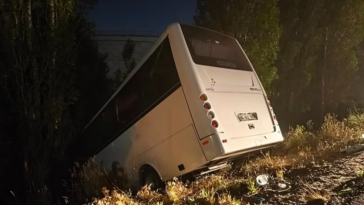 Ters şeride giren otomobil servis minibüsünü şarampole savurdu: 8 yaralı Ters şeride giren otomobil servis minibüsünü şarampole savurdu: 8 yaralı