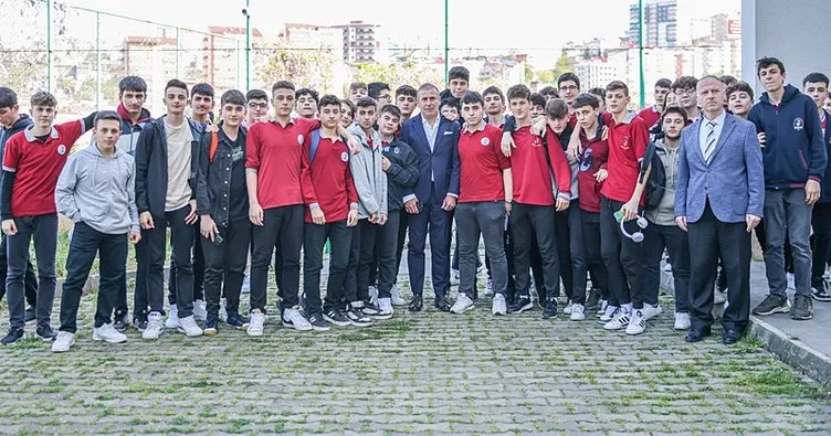 Trabzonspor Teknik Direktörü Abdullah Avcı, öğrencilerle buluştu