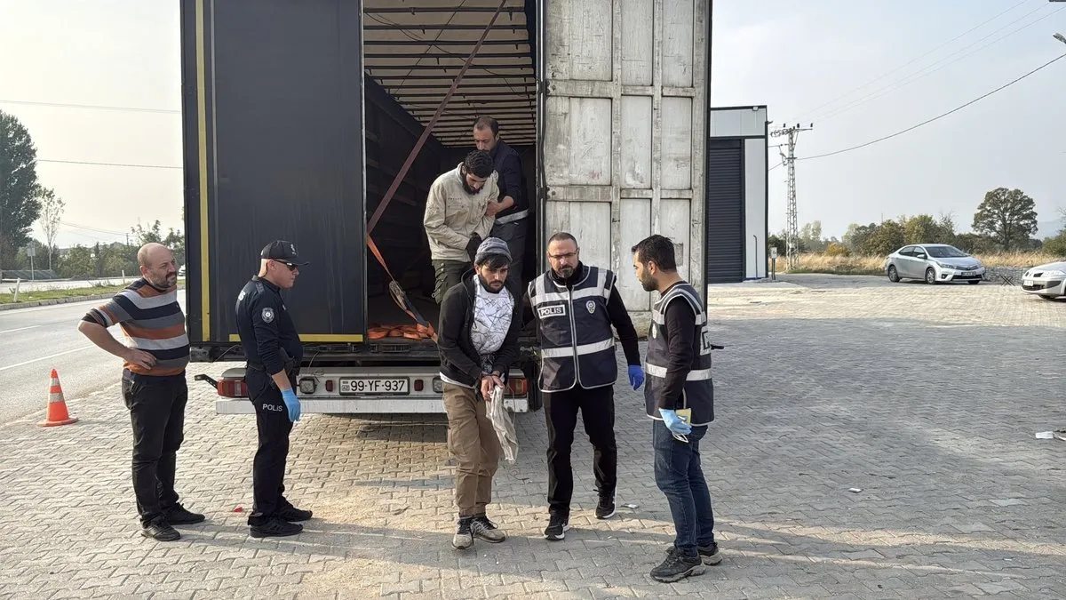 Tokat’ta ‘kaçak göçmen’ operasyonu: TIR’ın dorsesinde yakalandılar! Tokat’ta ‘kaçak göçmen’ operasyonu: TIR’ın dorsesinde yakalandılar!