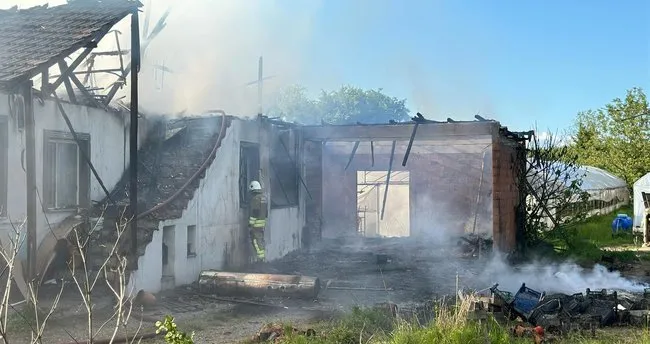 Düzce’de çıkan yangında tek katlı ev kullanılamaz hale geldi