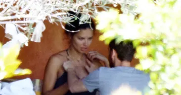 Adriana Lima aşk kolyesini çıkardı!