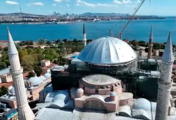 ayasofyanin-ana-kubbe-restorasyonu-basladi-yagmurdan-korumak-icin-kubbesi-gri-brandalarla-kapatildi-1791031035752.jpg