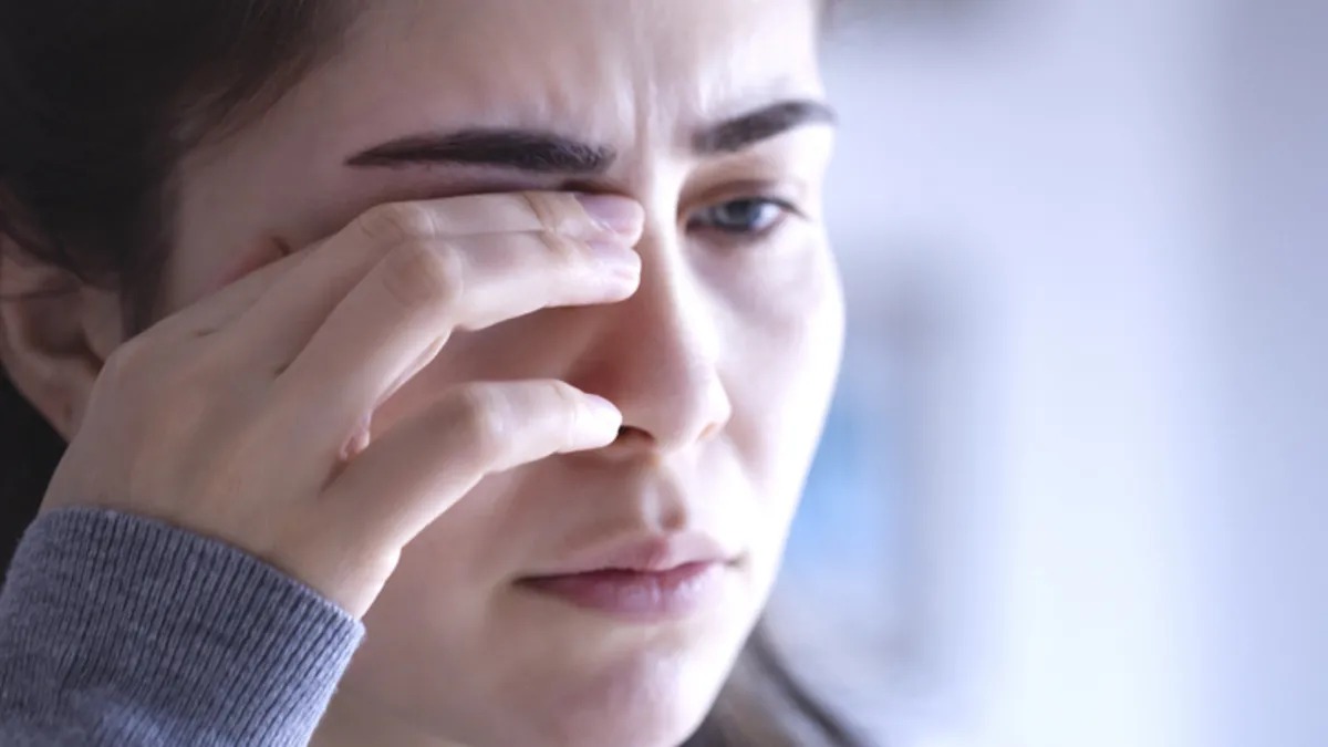 Gözünüzde uçuşan siyah noktalar mı var? Bu rahatsızlık kalıcı görme kaybına yol açabiliyor Gözünüzde uçuşan siyah noktalar mı var? Bu rahatsızlık kalıcı görme kaybına yol açabiliyor