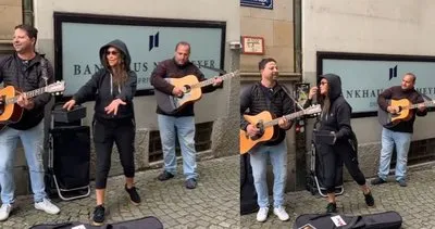 Hülya Avşar gözlerine yazılan Mavi Mavi şarkısı ile Almanya sokaklarını salladı! Bedava dinleyecek değillerdi