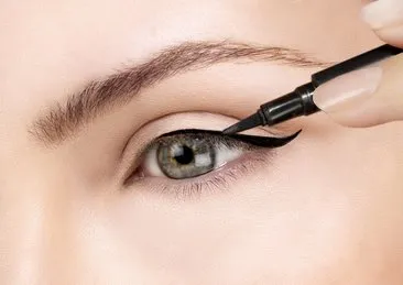 Sadece profesyonellerin bildiği 7 ipucu! Bu teknik kusursuz eyeliner sürmenin sırrı