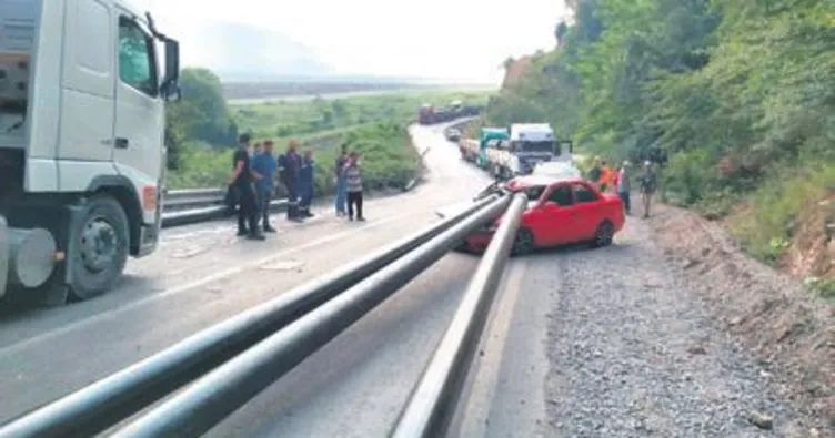 TIR’dan düşen borular ok gibi saplandı