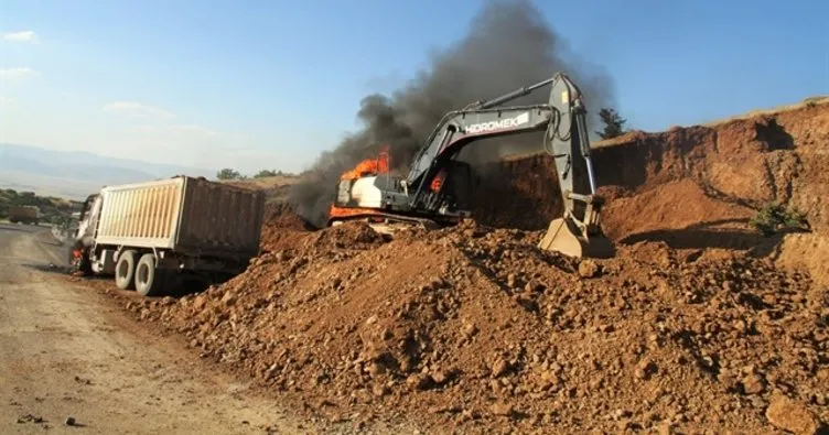 Teröristler taş ocağındaki iş makinesini yakıp araç çaldı