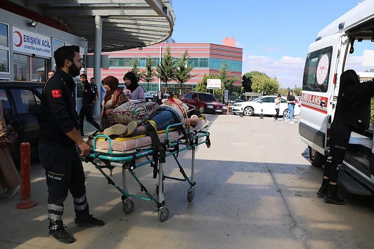 O ilimizde feci kaza: Turistleri taşıyan otobüs devrildi... 1’i ağır 22 yaralı!