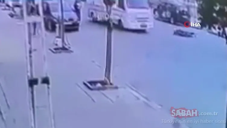 SON DAKİKA: Sokak köpeğinden kaçarken minibüs çarptı, metrelerce havaya uçtu! Ölümden döndü...