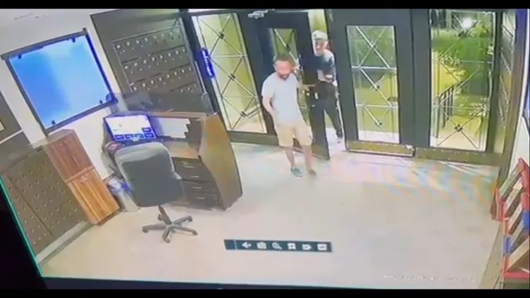 Öldürülen müzisyenin son görüntüsü ortaya çıktı: Katillerini kapıda karşılamış