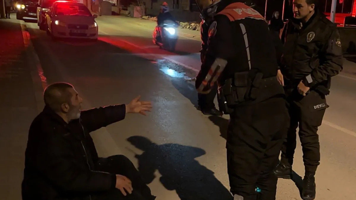 Husumetli komşular mahkemeden sonra kavgaya tutuştu: 2 yaralı! Husumetli komşular mahkemeden sonra kavgaya tutuştu: 2 yaralı!