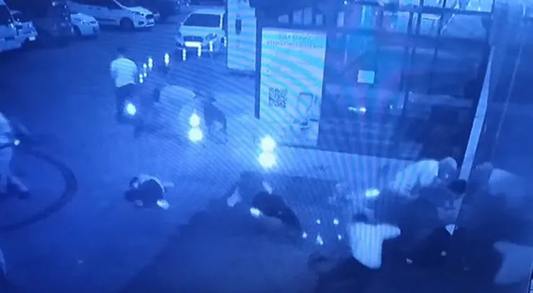 Son dakika: İzmir'de hastane önünde bekleyenlere kurşun yağmuru! Saniye saniye kaydedildi: 3'ü ağır 5 yaralı var...