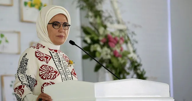 Emine Erdoğan’dan modacılara çağrı: Anadolu’nun eşsiz birikimlerini koleksiyonlarınıza yansıtın Emine Erdoğan’dan modacılara çağrı: Anadolu’nun eşsiz birikimlerini koleksiyonlarınıza yansıtın