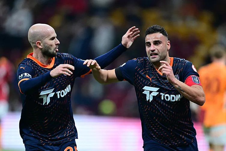 Son dakika haberi: Galatasaray - Başakşehir maçında tartışma yaratan pozisyon! Oyuncular penaltı ve kırmızı kart bekledi