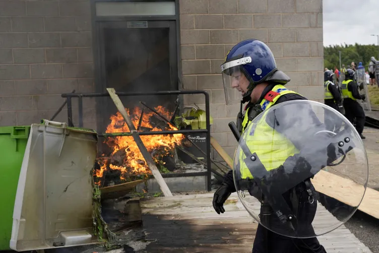 İngiltere’den iki yüzlü uygulama! Demokrasi ve özgürlük sözde kaldı: Göstericilere terörizm suçlaması!