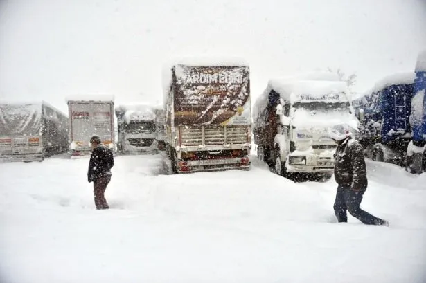 Bolu Dağı’nda onlarca araç mahsur kaldı