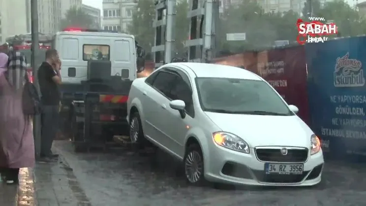 İstanbul'da sağanak yağışta araçlar yolda mahsur kaldı!