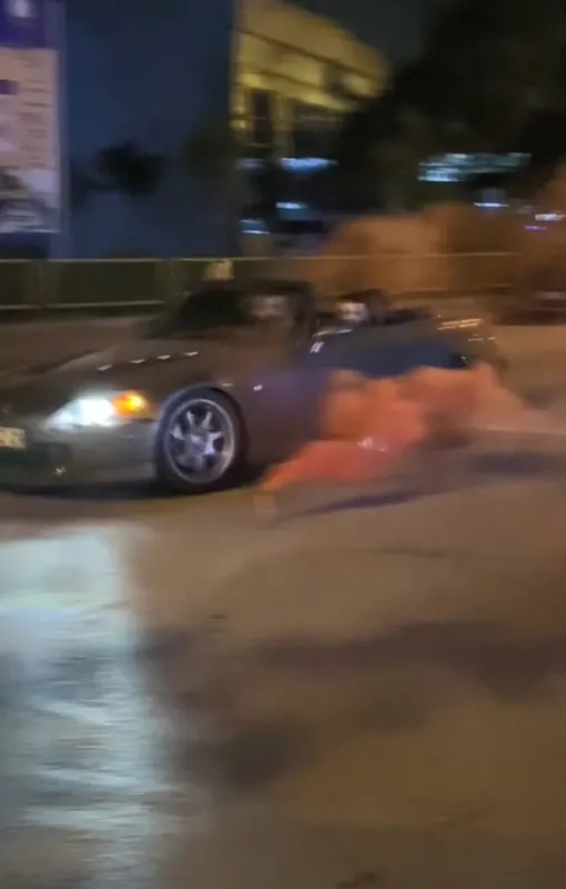 istanbulda-maganda-dehseti-mesale-yakip-drift-yapti-1620200386199.jpg