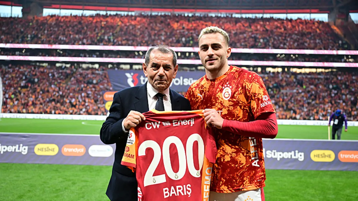 Galatasaray’da 200. maçına çıkan Barış Alper Yılmaz’a plaket! Galatasaray’da 200. maçına çıkan Barış Alper Yılmaz’a plaket!