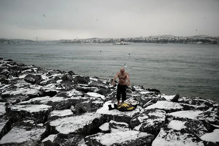 Sarayburnu Fatihleri dondurucu soğuğa aldırmadan denize girdi