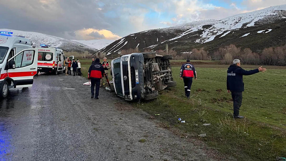 Van’da feci kaza: Minibüs takla attı! 11 yaralı Van’da feci kaza: Minibüs takla attı! 11 yaralı